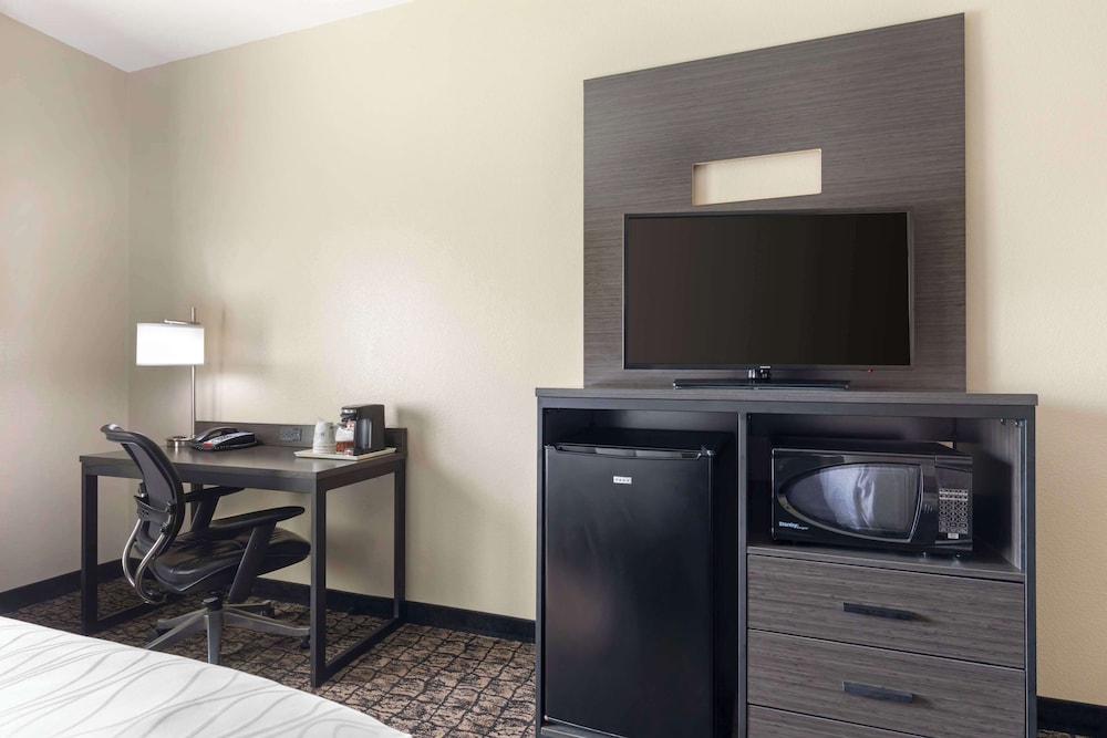 Standard Room, 2 Queen Beds, Non Smoking, Refrigerator & Microwave - Photo 3