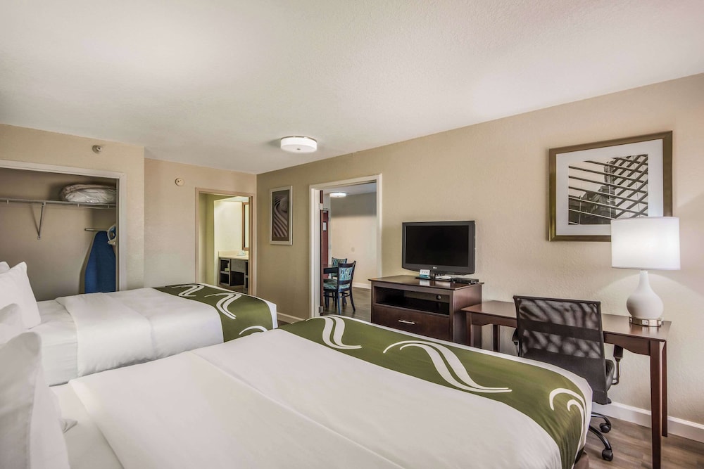 Suite, Multiple Beds, Non Smoking - Photo 4