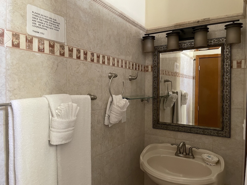 Basic Single Room, 2 Queen Beds photo 3