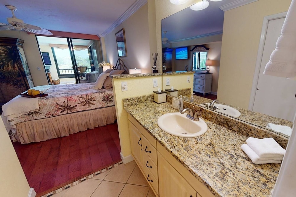 Condo (Island Reef Bayside With Private Beac) photo 2