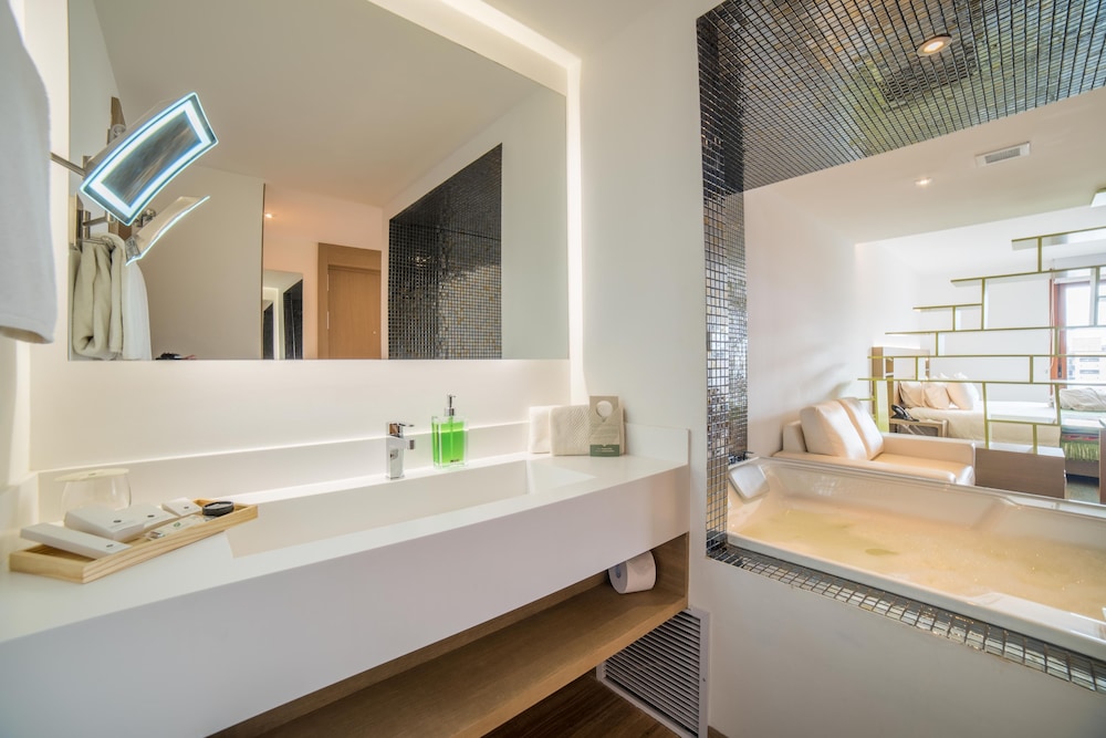 Junior Suite, Jetted Tub photo 2