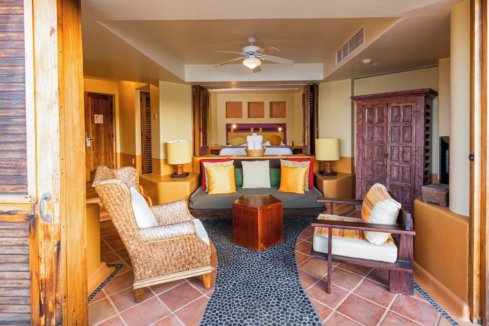1 BEDROOM OCEAN VIEW KING WITH PLUNGE POOL - Photo 4