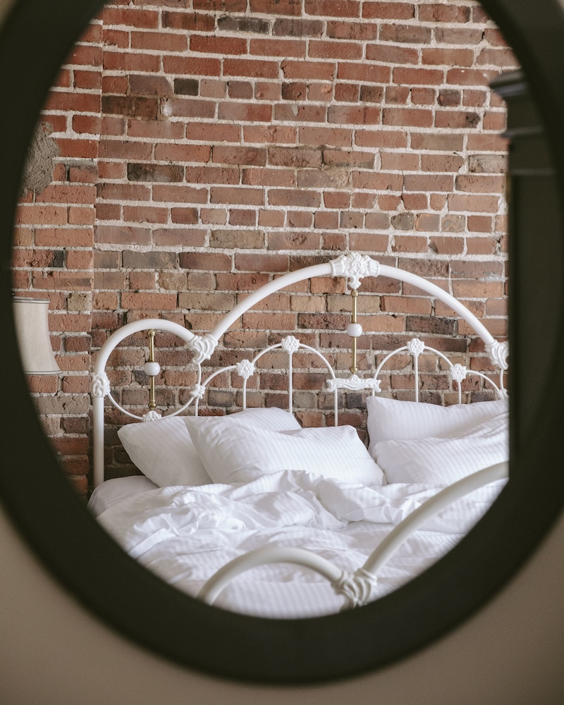 Signature Room, 1 Queen Bed (River Front) thumbnail 5