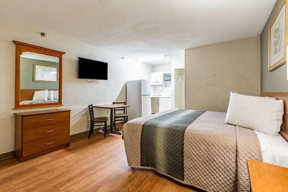 Studio, Multiple Beds, Non Smoking (1 King and 2 Double Beds) - Photo 4