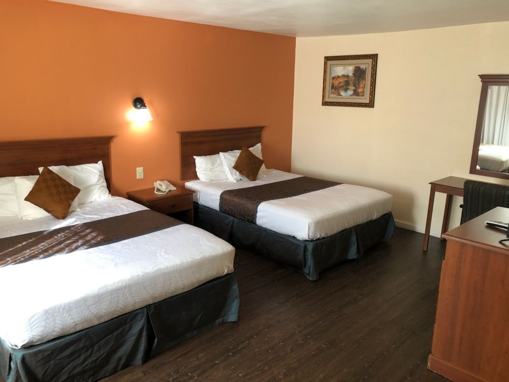 Queen Room with Two Queen Beds photo 1