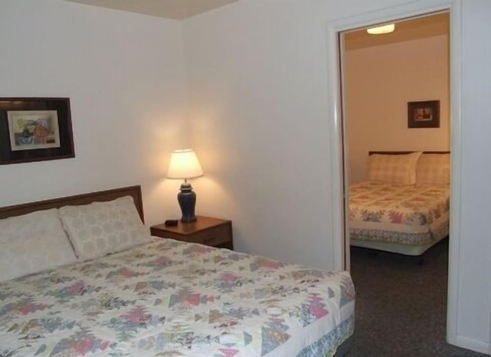 Double Room, 2 Bedrooms (w/ one queen bed + 1 double bed )