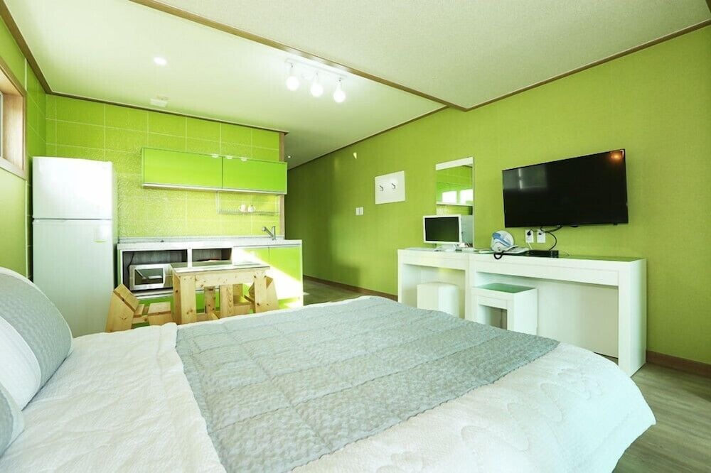 Room (203) photo 3