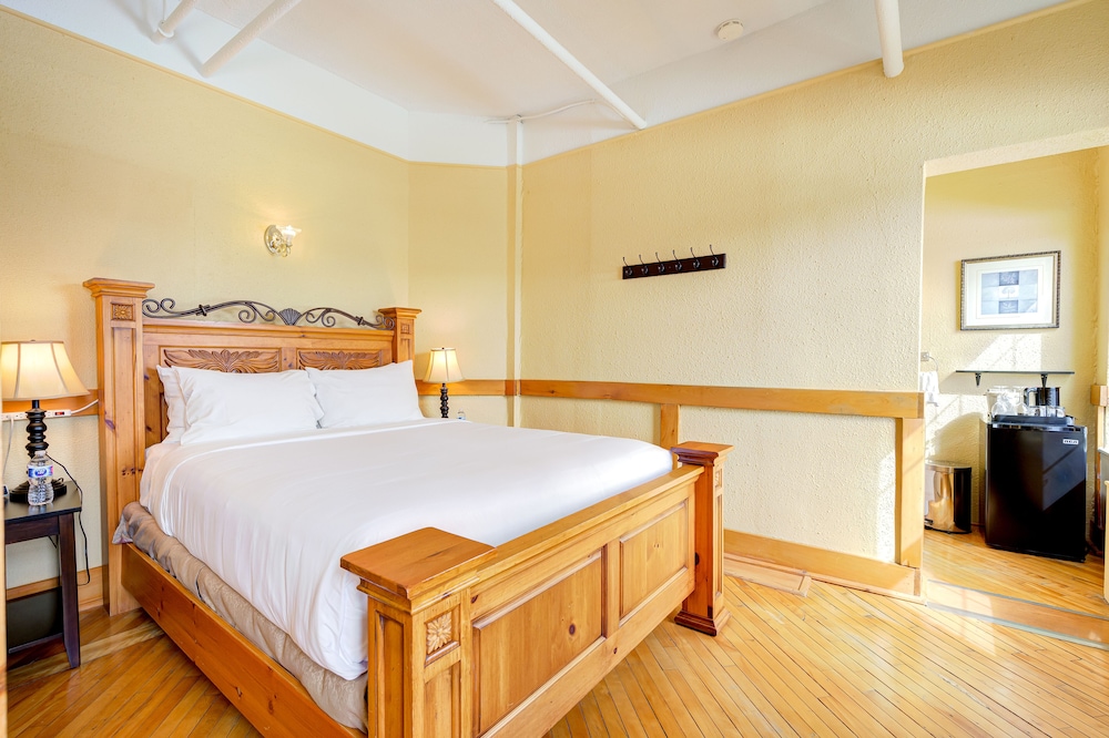 Signature Suite, 1 Queen Bed with Sofa bed, 2 Bathrooms
