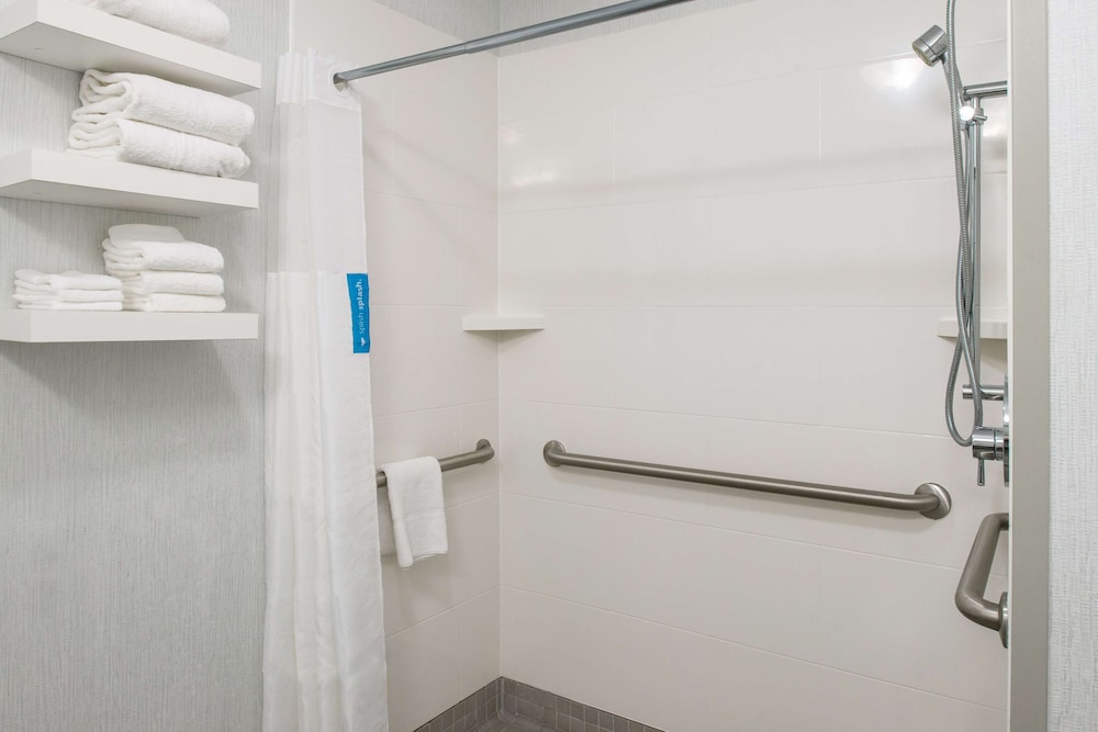 Standard Room, 1 King Bed, Accessible, Bathtub - Photo 12