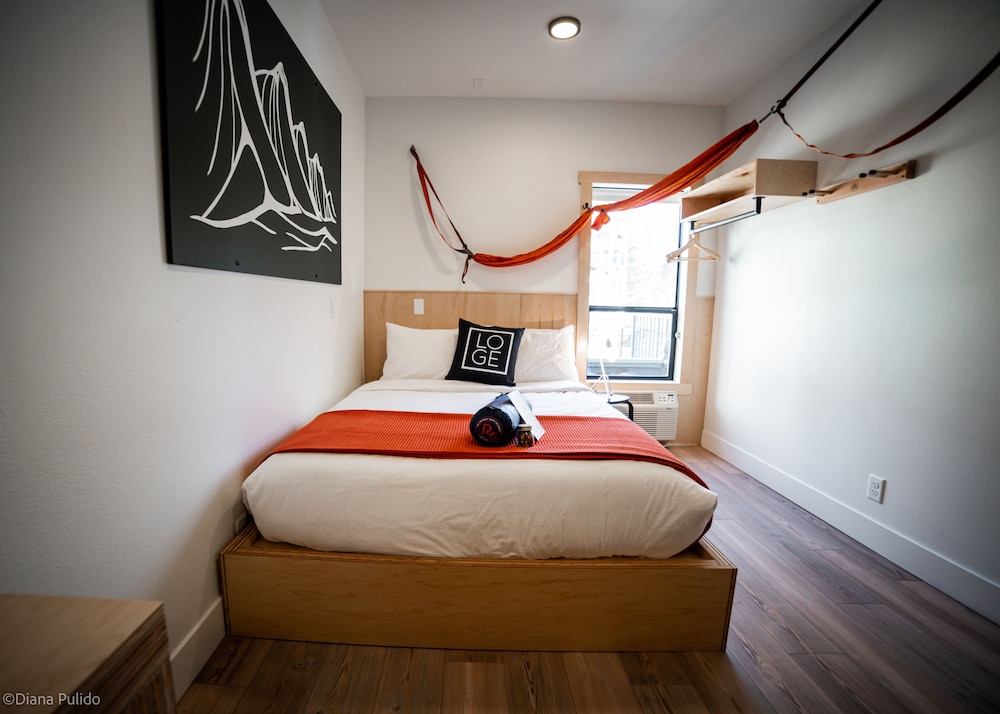 Single Queen with Shared Bath - Downtown photo 2