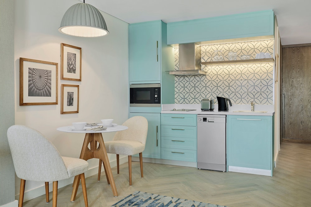 Studio Suite, 1 King Bed, Kitchen