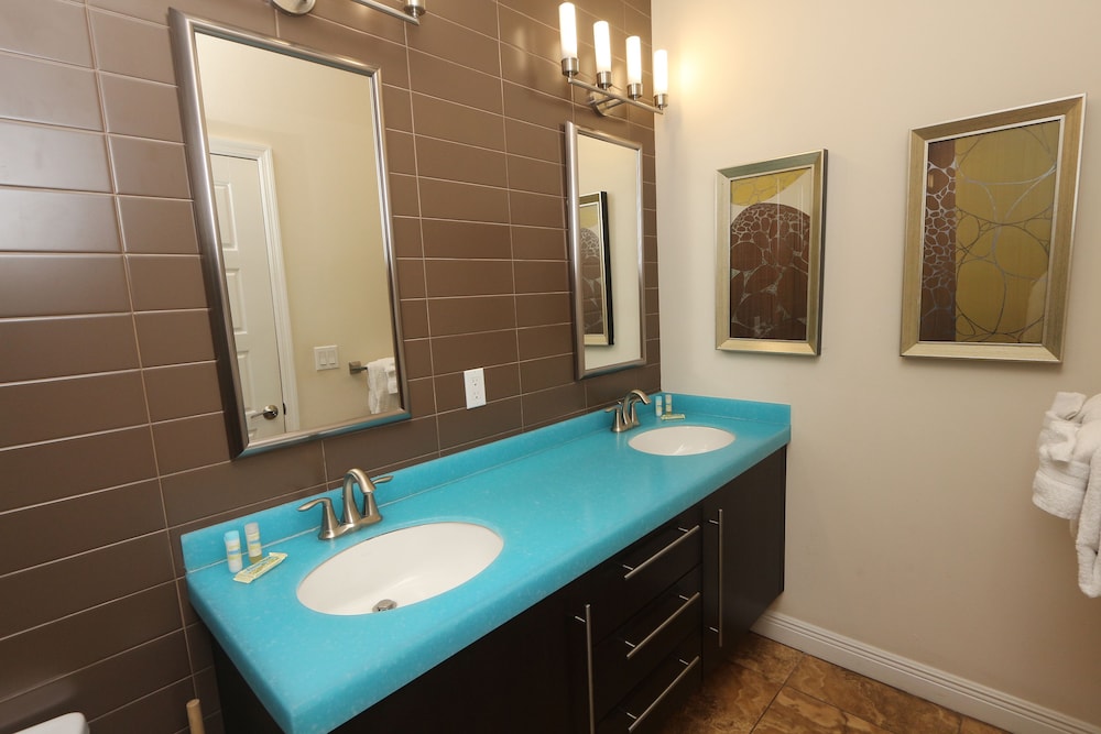 Deluxe Condo, 2 Bedrooms, Balcony photo 2