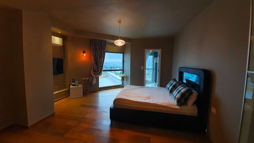 Superior Quadruple Room, City View photo 3