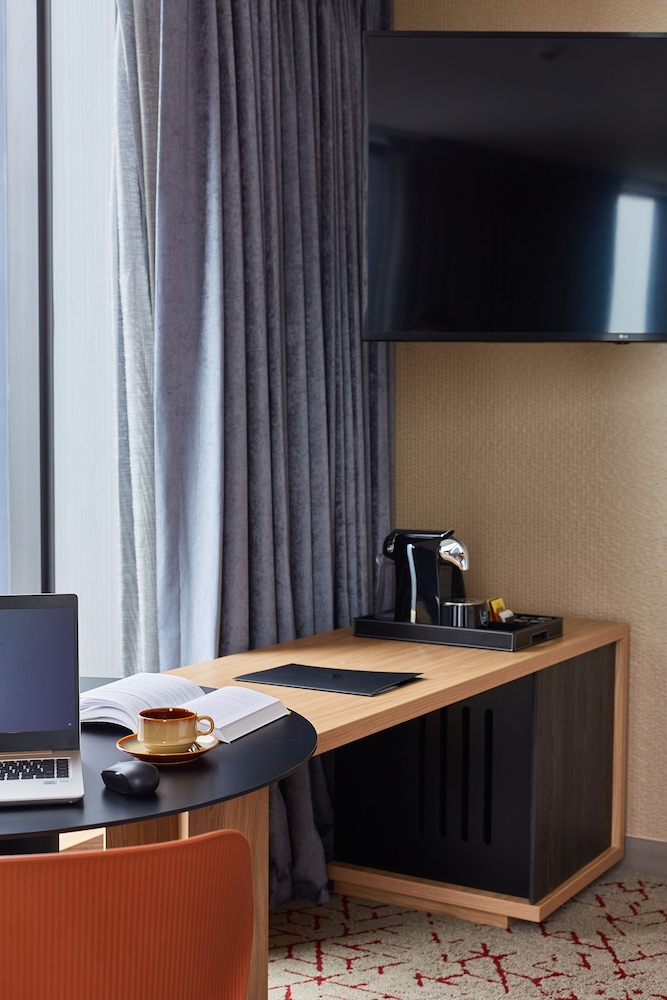 Junior Suite, 1 King Bed (Executive Lounge access) - Photo 4