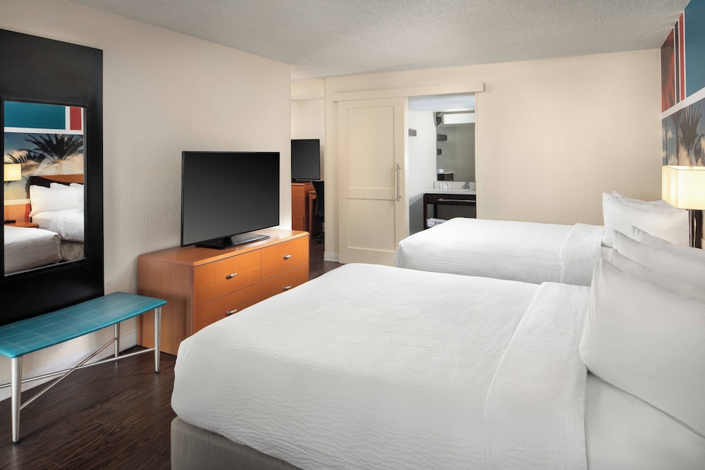 Room, 2 Queen Beds (Mobility/Hearing Accessible, Tub) - Photo 3