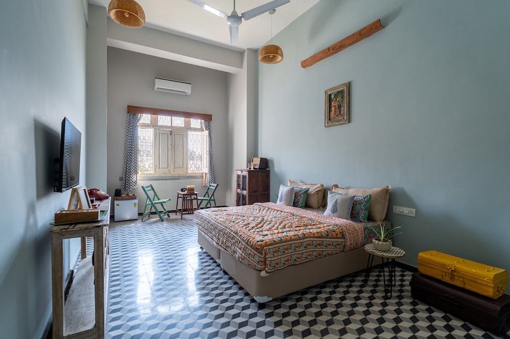 Luxury AC Family Room photo 2