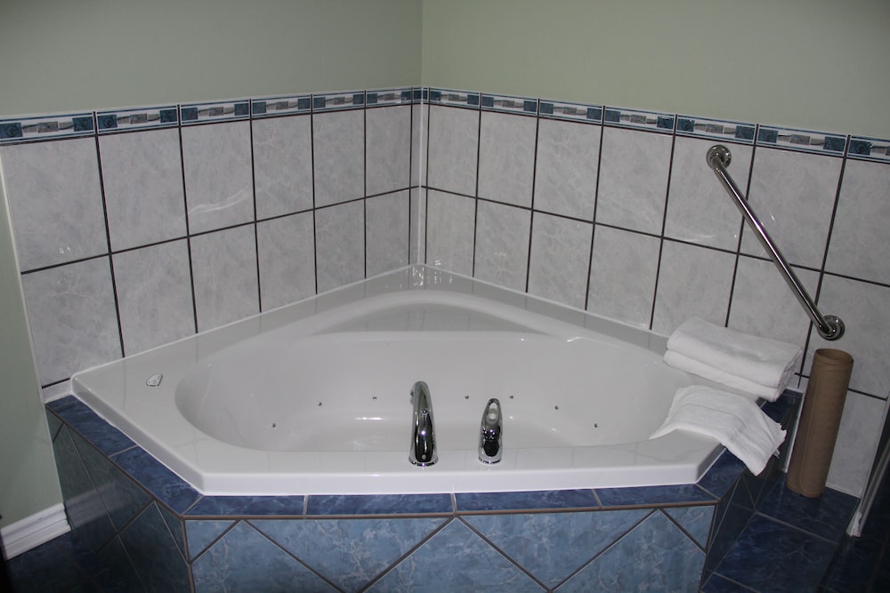 Signature Suite, 1 King Bed, Non Smoking, Jetted Tub photo 3