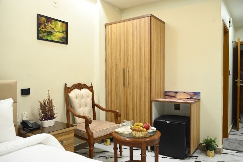 Basic Single Room - Photo 8
