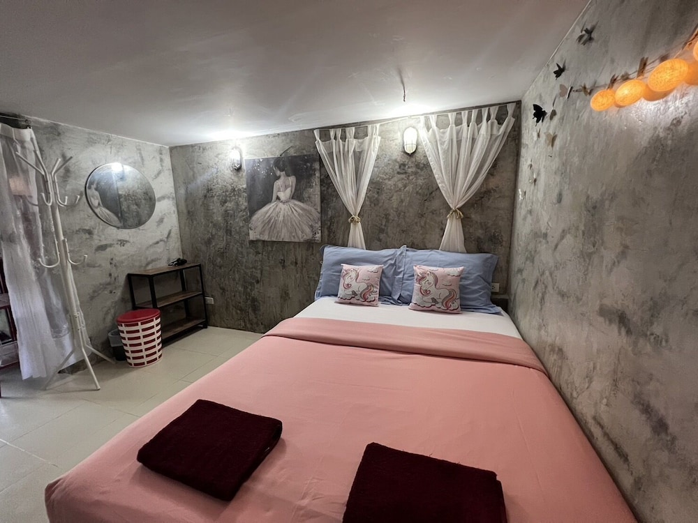Deluxe Room, 1 Queen Bed - Photo 17