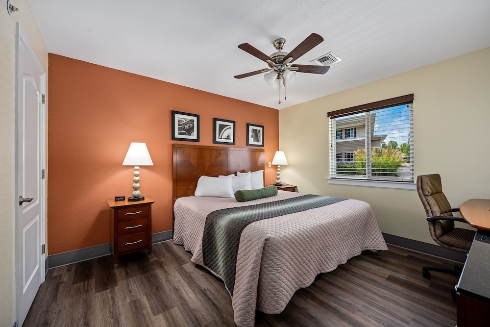 Deluxe Room, 1 King Bed photo 2
