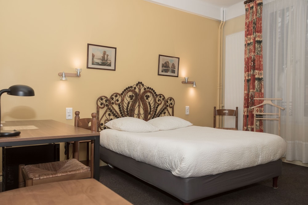 Standard Double Room - Photo 12