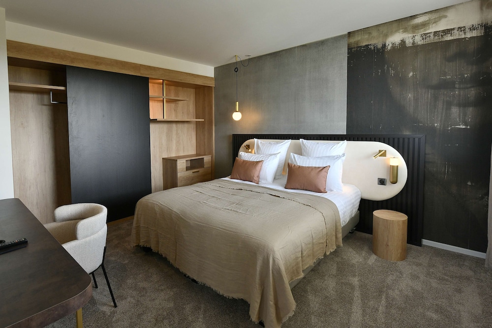 Junior Suite, 1 King Bed with Sofa bed - Photo 8