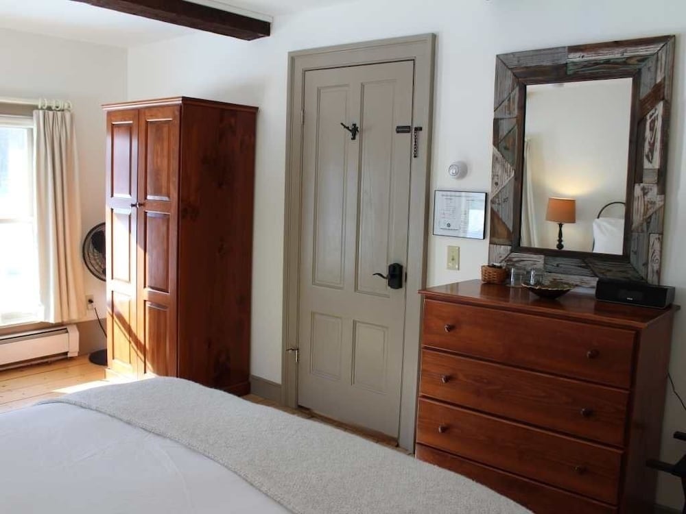 Double Room, Shared Bathroom, Mountain View (Oak Room) photo 3
