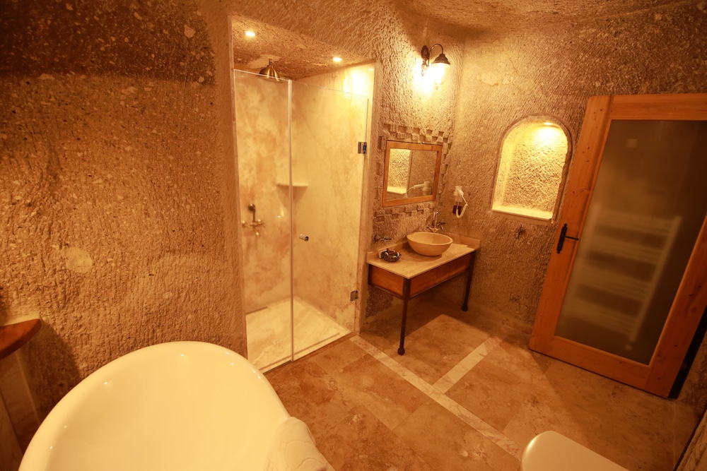 Standard Suite - Photo 16