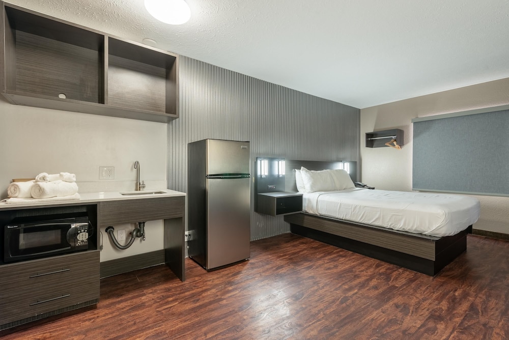 Deluxe Room, 1 Queen Bed, Accessible, Non Smoking