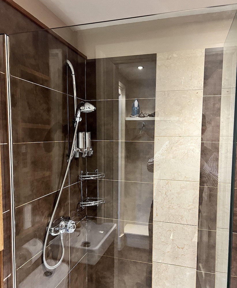 Economy Double Room, Ensuite - Photo 6