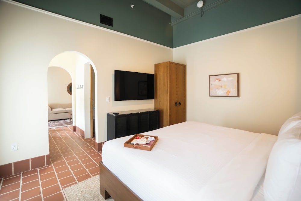 Room, 1 King Bed (Stone)