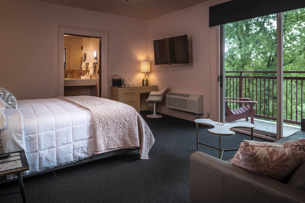 Comfort Room, 1 King Bed (Room 202)