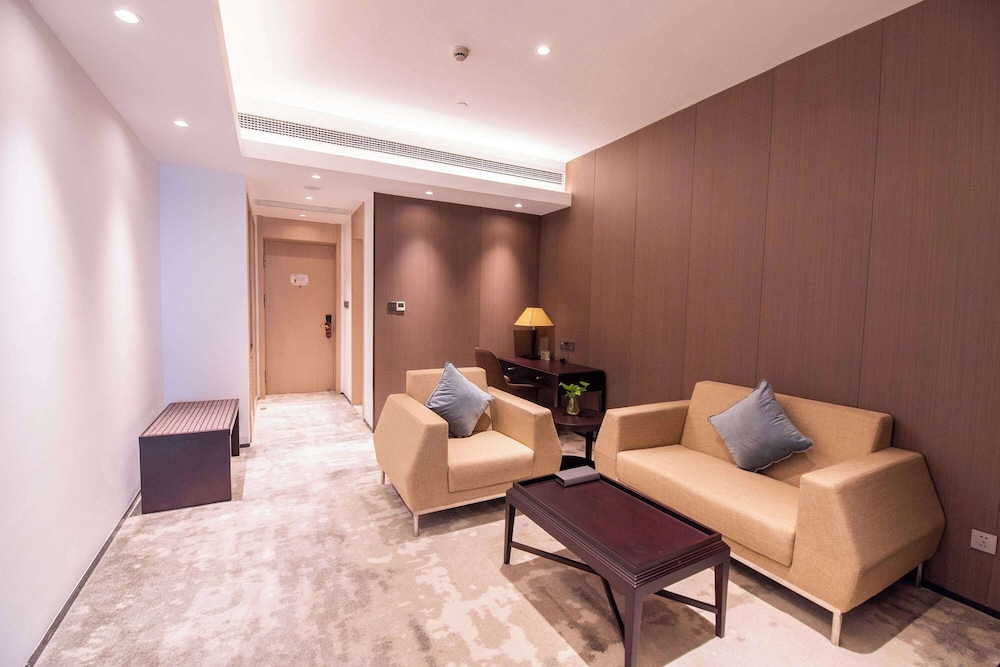 Executive Suite, 1 King Bed, Smoking photo 1