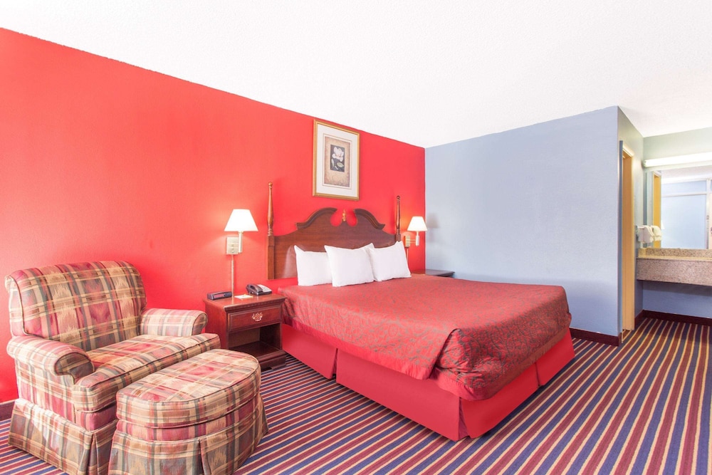 Room, 1 King Bed, Smoking - Photo 2