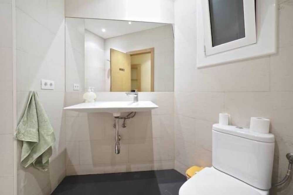 Single Room, Shared Bathroom photo 2
