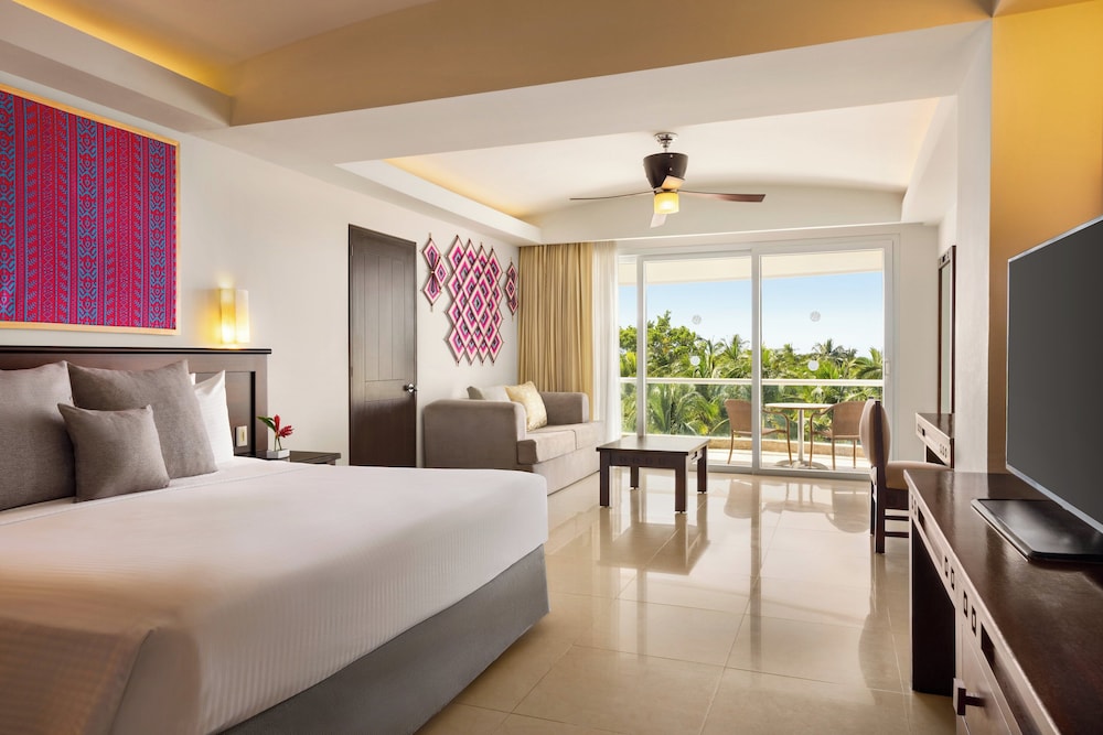 Junior Suite, 1 King Bed (Tropical View) photo 1