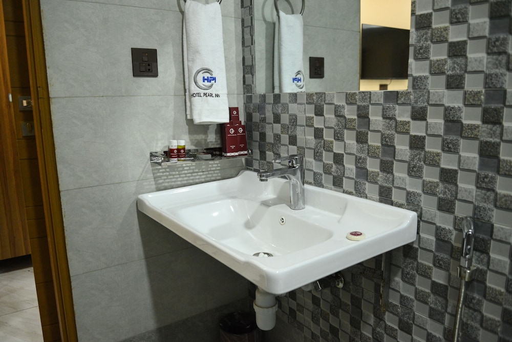 Basic Single Room - Photo 12