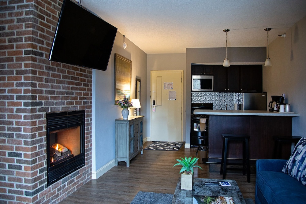 Exclusive Suite, Multiple Beds, Fireplace photo 2