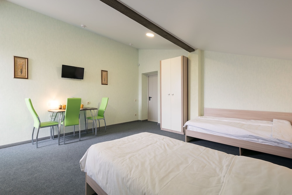 Economy Room, 3 Twin Beds, Shared Bathroom