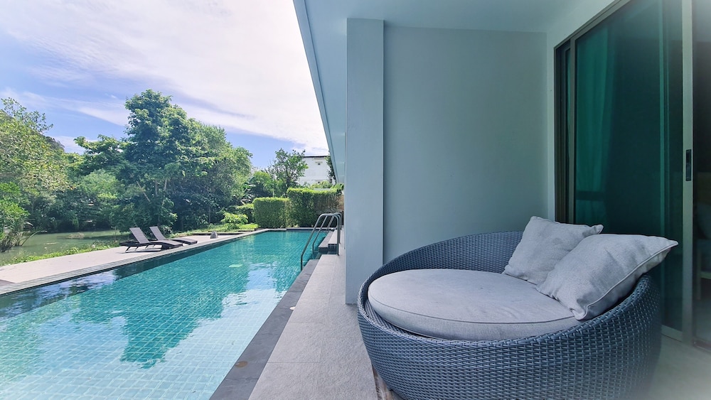 Deluxe Poolside Access - Photo 3
