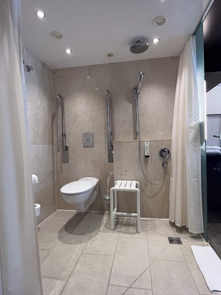 Room, Accessible (Individual) thumbnail 5