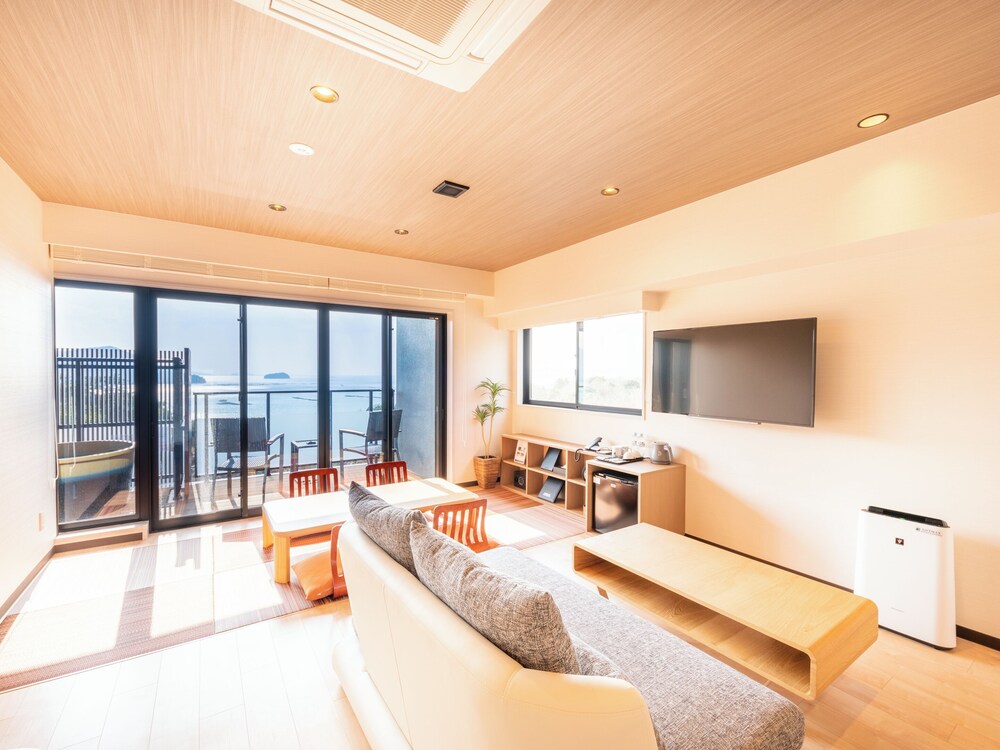 Western modern Japanese-western room with open-air bath Non-smoking - Photo 3