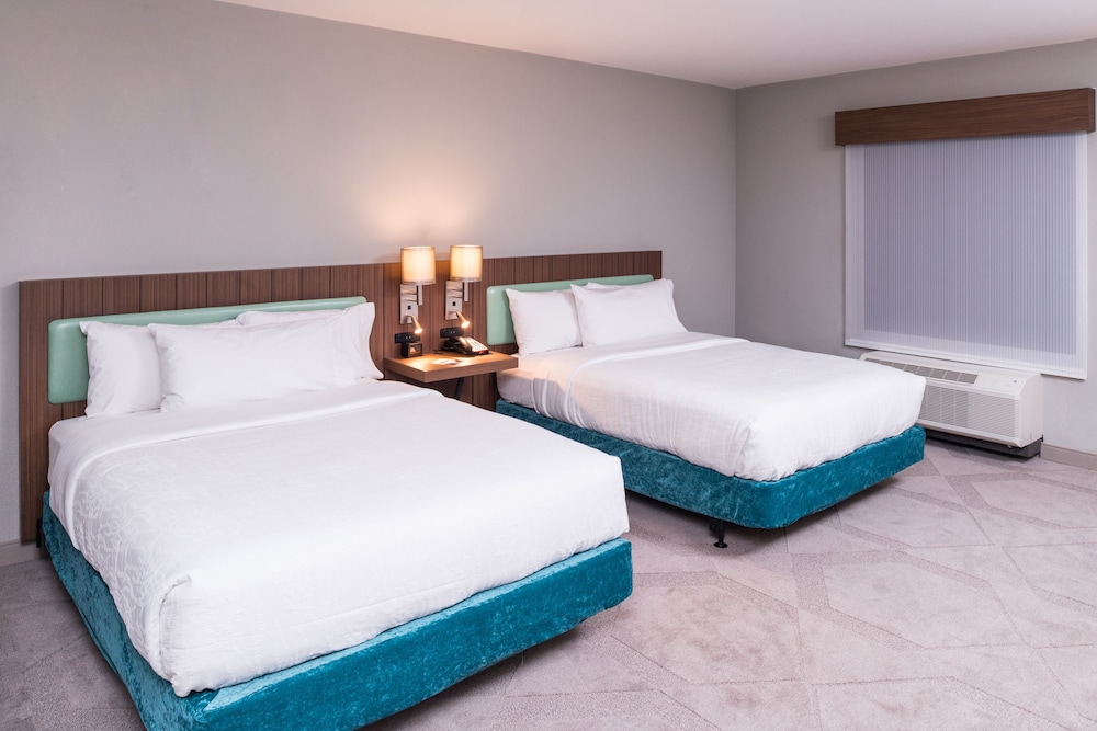 Room, 2 Queen Beds, Accessible (Mobility & Hearing, Roll-In Shower) photo 3