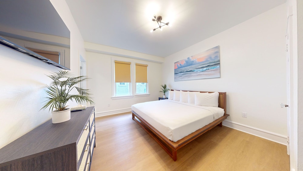 Standard Room, 1 King Bed photo 3