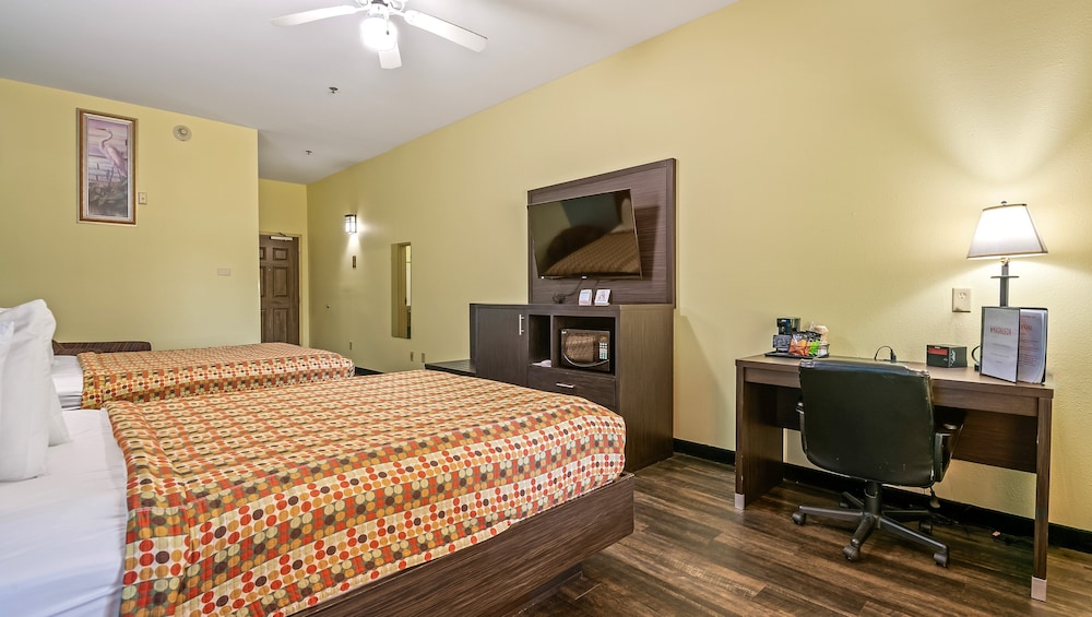 Standard Room, 2 Queen Beds, Non Smoking (Pet Friendly) photo 2