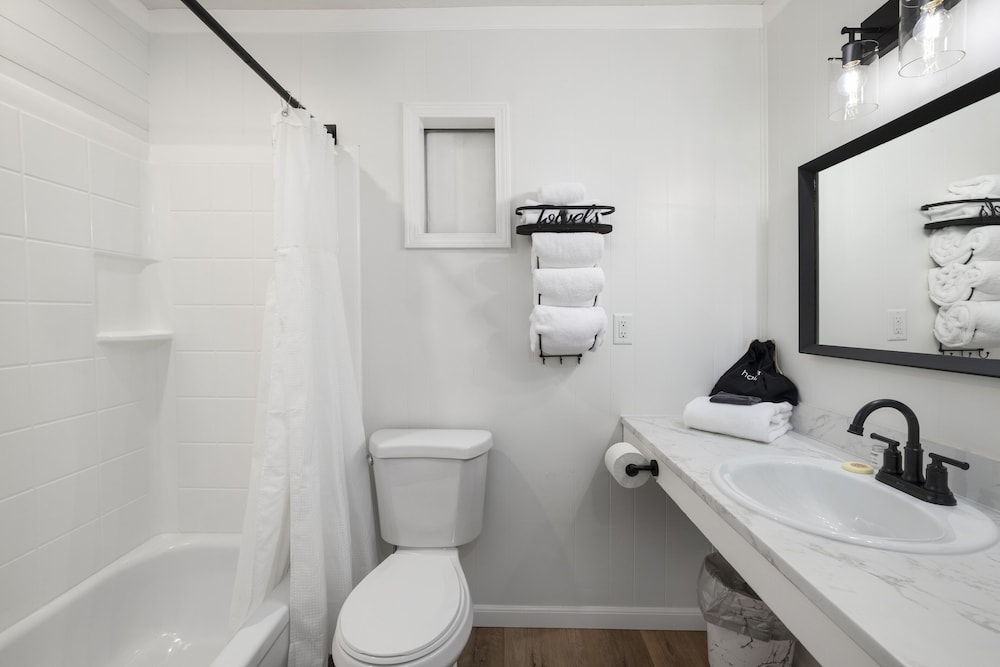 Deluxe Studio Suite, 2 Queen Beds, Balcony, Valley View photo 2