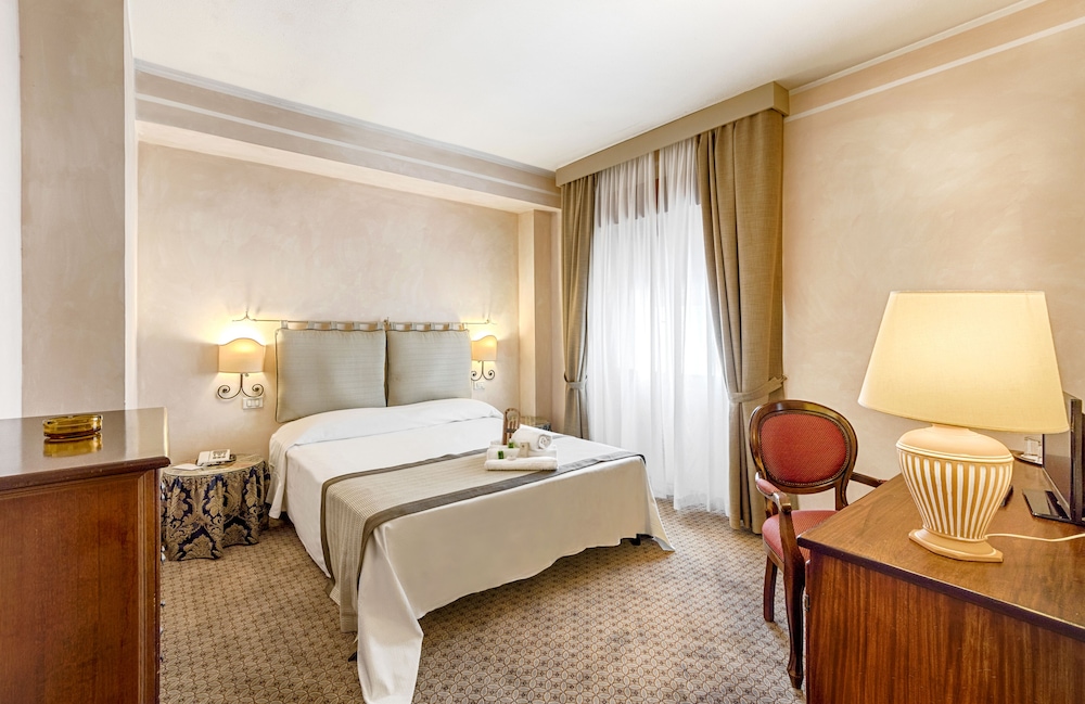 Standard Double or Twin Room - Photo 4