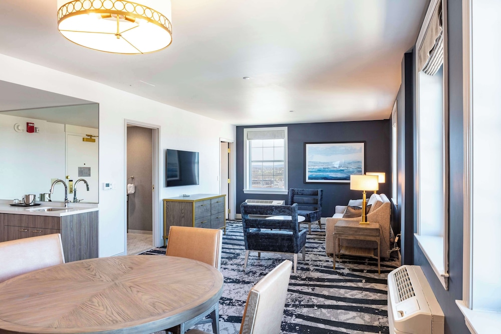 Presidential Suite, 1 King Bed, Accessible, Bathtub (Mobility & Hearing) - Photo 1