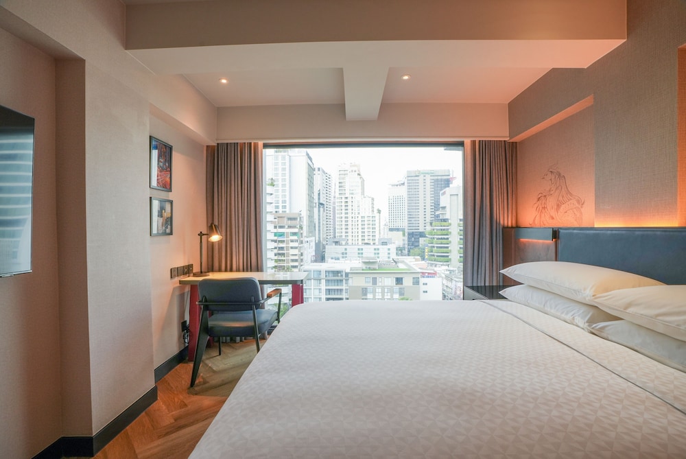 Deluxe Room, 1 King Bed, City View photo 2