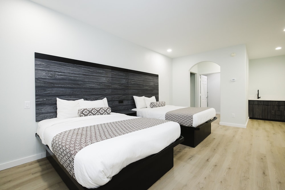 Standard Double Room, 2 Queen Beds, Non Smoking, Kitchenette photo 3